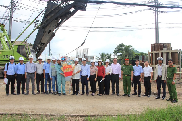 Bình Chánh thăm, động viên các nhà thầu thi công Dự án đường Vành đai 3- Ảnh 1.