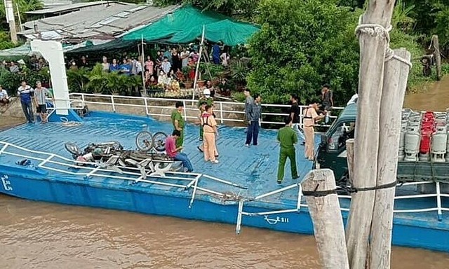 CSGT An Giang thông tin vụ nhiều hành khách trên phà bị rớt xuống sông- Ảnh 2.