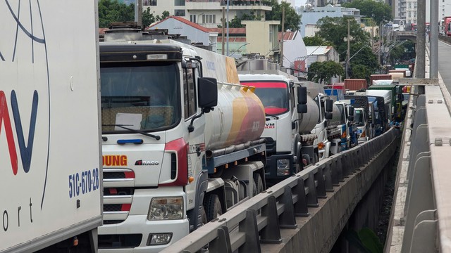 Chùm ảnh hiện trường và kẹt xe gần 3km sau tai nạn liên hoàn trên cầu Phú Mỹ- Ảnh 7.