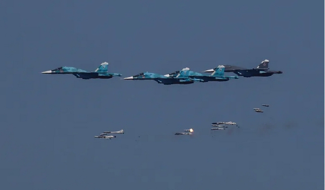 Máy bay ném bom Sukhoi Su-34... Ảnh: Reuters