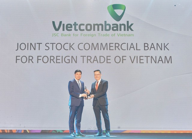 Ông Hồng Quang - Thành viên HĐQT kiêm Giám đốc Khối Nhân sự đại diện Vietcombank nhận cúp vàng &quot;Harmonia&quot;