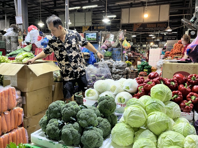 Buôn bán tự phát bên ngoài chợ đầu mối Bình Điền ngày càng nghiêm trọng - Ảnh 1.