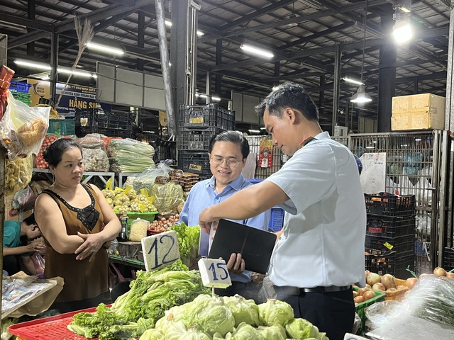 Buôn bán tự phát bên ngoài chợ đầu mối Bình Điền ngày càng nghiêm trọng - Ảnh 2.