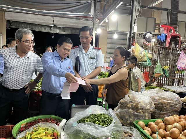 Buôn bán tự phát bên ngoài chợ đầu mối Bình Điền ngày càng nghiêm trọng - Ảnh 3.