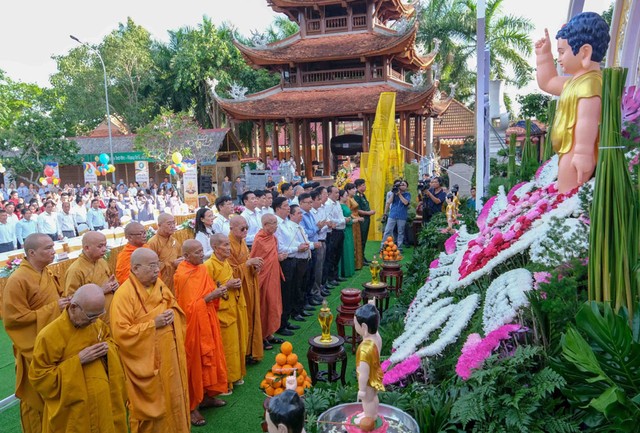 Đại lễ Phật đản được tổ chức trang trọng với sự tham gia của lãnh đạo Thành ủy, HĐND, UBND, Ủy ban MTTQ Việt Nam TP Cần Thơ cùng tăng ni, phật tử và người dân địa phương. Ảnh: TƯ LIỆU