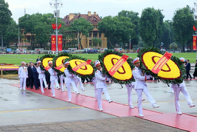 Sáng 30-8, các đồng chí lãnh đạo, nguyên lãnh đạo Đảng, Nhà nước vào Lăng viếng Chủ tịch Hồ Chí Minh. Ảnh: TTXVN