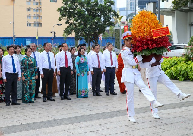 Đoàn Đại biểu lãnh đạo TP HCM dâng hoa tưởng nhớ Chủ tịch Hồ Chí Minh tại Công viên tượng đài Bác Hồ trên phố đi bộ Nguyễn Huệ (quận 1). Ảnh: HOÀNG TRIỀU