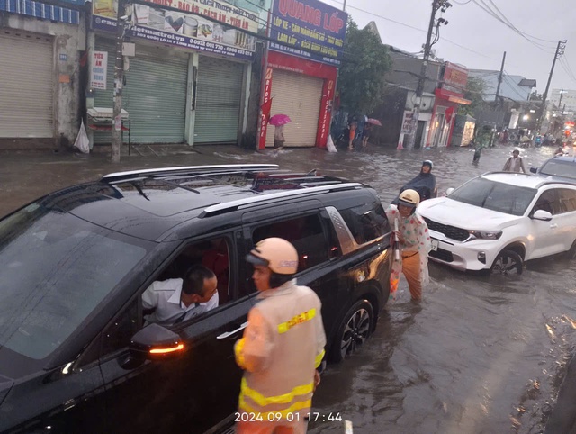 Mưa lớn ở TP HCM, cảnh sát giao thông lội nước cùng tài xế đẩy ô tô chết máy - Ảnh 2.