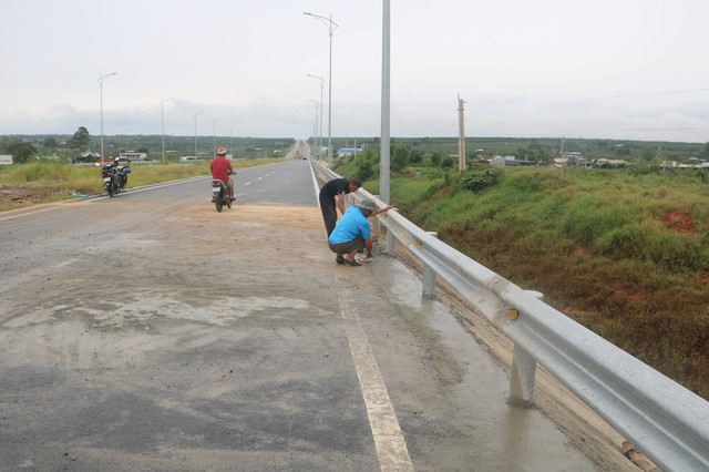 Đã khắc phục tuyến đường ngàn tỉ ven biển bị sụp lún - Ảnh 4.