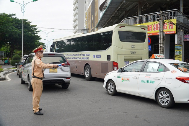 Nha Trang đông nghẹt du khách, ô tô xếp hàng dài trong ngày nghỉ lễ 2-9- Ảnh 2.