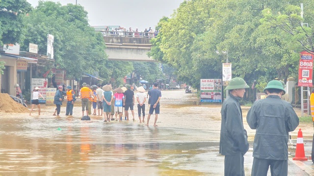 Nước lũ tràn đê, sơ tán dân một thị trấn của Phú Thọ- Ảnh 1.