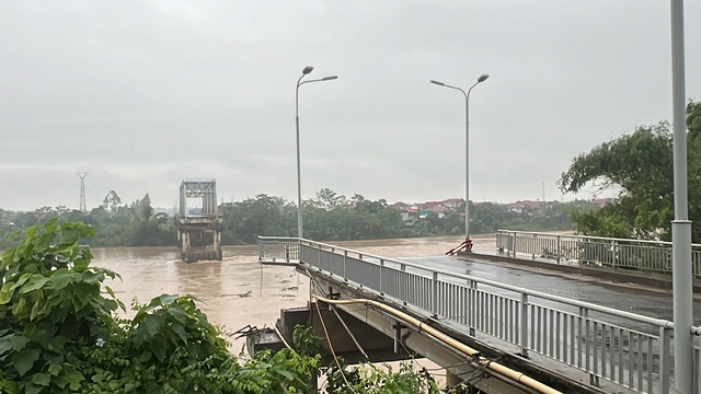 Vụ sập cầu Phong Châu: Sáng 10-9 vẫn chưa thể tiến hành cứu hộ, cứu nạn do nước lũ dâng cao, chảy xiết- Ảnh 2.