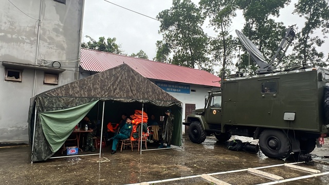 Vụ sập cầu Phong Châu: Sáng 10-9 vẫn chưa thể tiến hành cứu hộ, cứu nạn do nước lũ dâng cao, chảy xiết- Ảnh 1.