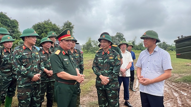 Vụ sập cầu Phong Châu: Cận cảnh hàng trăm quân nhân, phương tiện chuẩn bị bắc cầu phao qua sông Hồng- Ảnh 1.