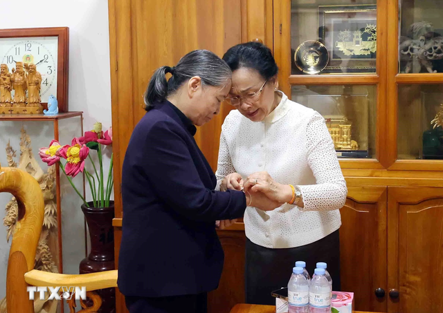 Phu nhân Tổng Bí thư, Chủ tịch nước Lào thăm Phu nhân cố Tổng Bí thư Nguyễn Phú Trọng- Ảnh 5.