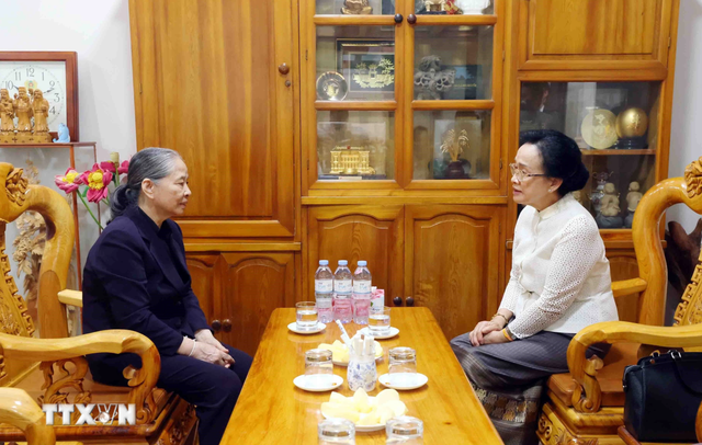 Phu nhân Tổng Bí thư, Chủ tịch nước Lào thăm Phu nhân cố Tổng Bí thư Nguyễn Phú Trọng- Ảnh 4.