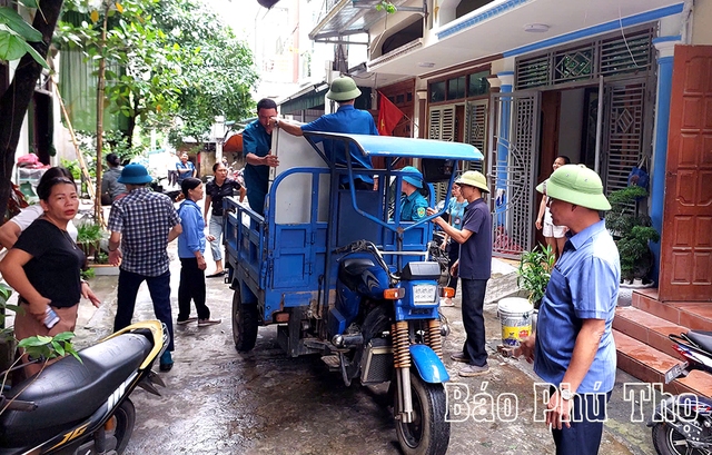 Phạt 2 người không chấp hành lệnh di dời tránh lũ- Ảnh 1.