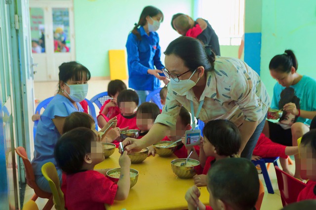 Bà Nguyễn Thị Hồng Châu đút cho các bé ăn tại Trung tâm Nuôi dưỡng và Bảo trợ trẻ em Tam Bình