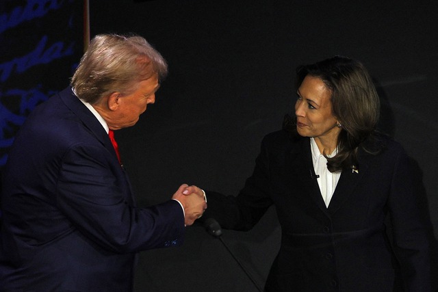 Hai ứng viên tổng thống Donald Trump (trái) và Kamala Harris  bắt tay trước khi bước vào cuộc tranh luận tại TP Philadelphia, bang Pennsylvania - Mỹ hôm 10-9Ảnh: Reuters