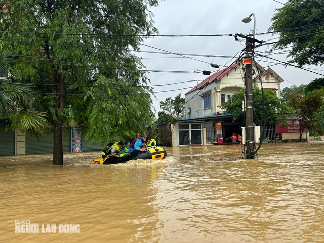 VIDEO: Xuồng máy tiếp cận, giải cứu nhiều người già, trẻ em ở vùng "tâm lũ" Thái Nguyên- Ảnh 5.