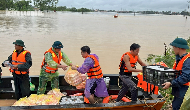 VIDEO: Xuồng máy tiếp cận, giải cứu nhiều người già, trẻ em ở vùng "tâm lũ" Thái Nguyên- Ảnh 14.