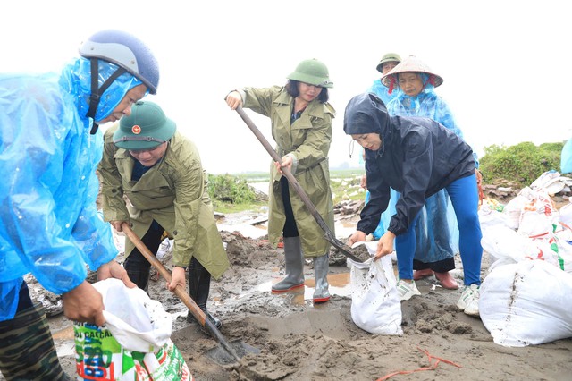 Hà Nội lệnh báo động lũ trên sông Hồng, đắp cao nhiều đoạn đê xung yếu- Ảnh 1.