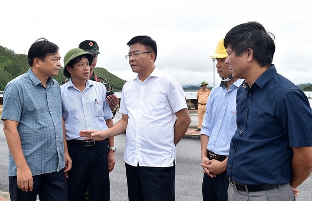 Phó Thủ tướng thị sát thủy điện Thác Bà: Ưu tiên cao nhất là tính mạng người dân- Ảnh 1.