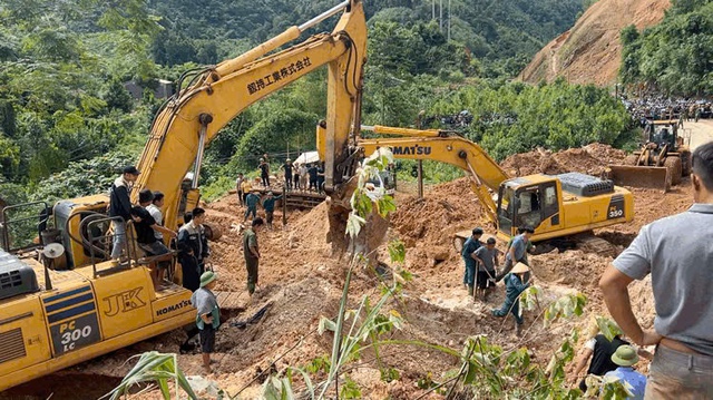 Báo Người Lao Động trao 10 triệu đồng hỗ trợ 3 trẻ mồ côi cha mẹ sau mưa lũ tại Yên Bái- Ảnh 3.