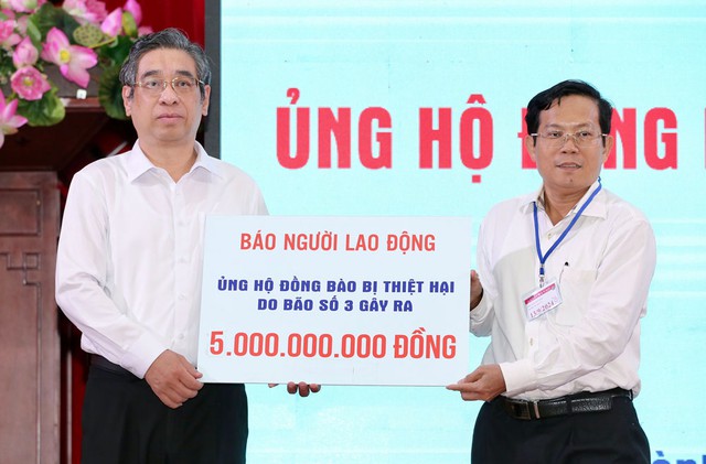 Số tiền bạn đọc, nhà hảo tâm trong và ngoài nước gửi đến Báo Người Lao Động sẽ tới tay đồng bào sớm nhất. Ảnh: HOÀNG TRIỀU