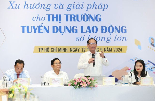 Ông Phạm Anh Thắng - Phó Chánh Văn phòng Bộ Lao động  - Thương binh và Xã hội, Trưởng Văn phòng đại diện của bộ tại TP HCM - phát biểu tại tọa đàm. Ảnh: HOÀNG TRIỀU