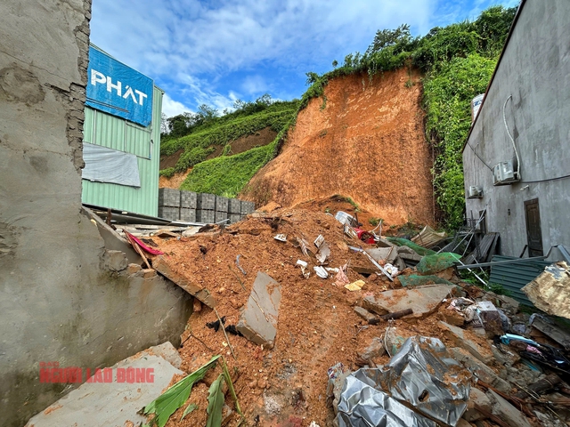 Báo Người Lao Động trao 10 triệu đồng hỗ trợ gia đình có 3 người tử vong do sạt lở núi ở Yên Bái- Ảnh 11.