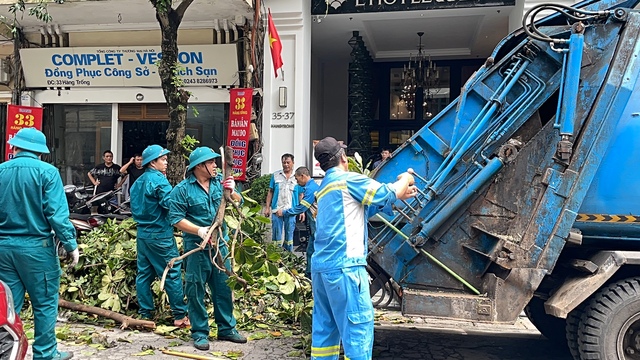 VIDEO: Đà Nẵng hỗ trợ Hà Nội xử lý cây xanh gãy đổ sau bão số 3- Ảnh 11.