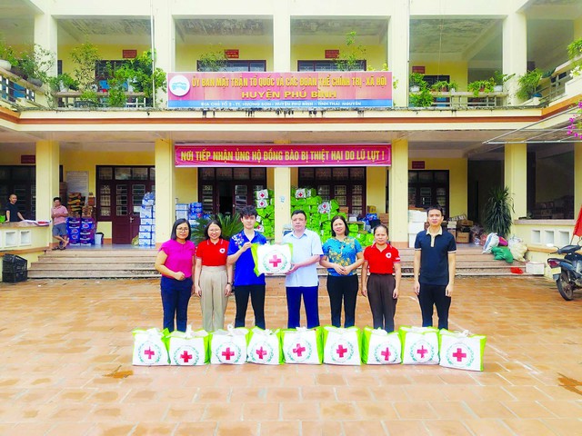 Co.opmart khu vực miền Bắc phối hợp cùng Trung ương Hội Chữ thập đỏ trao phần hỗ trợ nhu yếu phẩm cho người dân Co.opmart khu vực miền Bắc phối hợp cùng Trung ương Hội Chữ thập đỏ trao phần hỗ trợ nhu yếu phẩm cho người dân