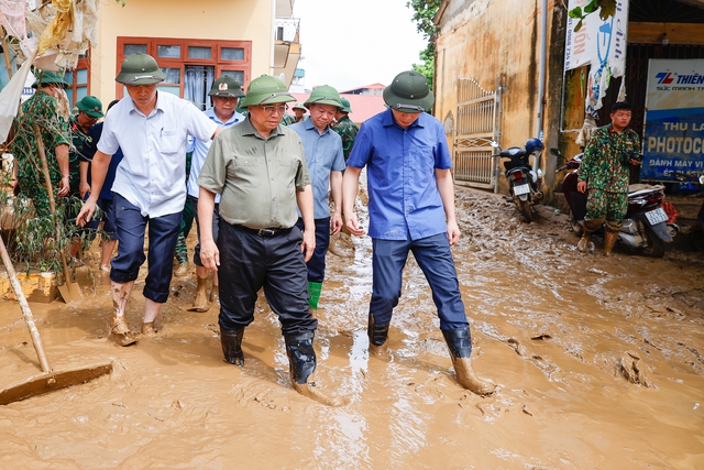 Thủ tướng Phạm Minh Chính thị sát vùng lũ Yên Bái, chỉ đạo khắc phục hậu quả mưa lũ- Ảnh 1.