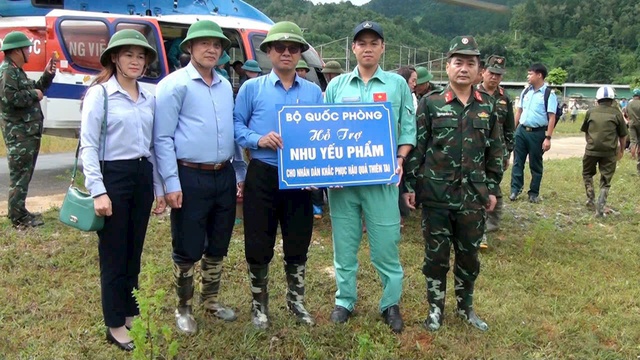 Trực thăng quân sự cất cánh trong mưa lớn chuyển hàng cứu trợ tới vùng lũ- Ảnh 12.