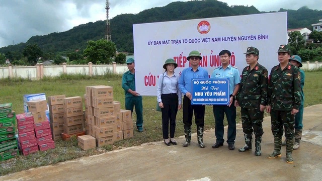 Trực thăng quân sự cất cánh trong mưa lớn chuyển hàng cứu trợ tới vùng lũ- Ảnh 13.