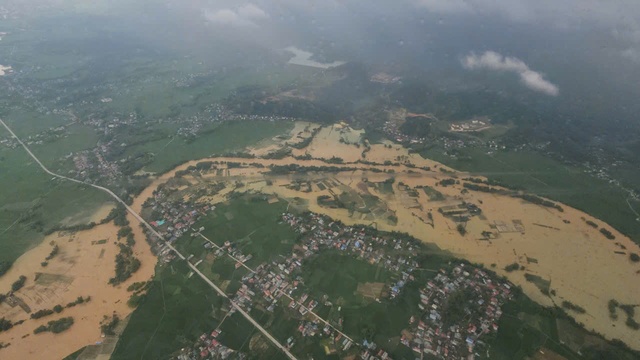 Trực thăng quân sự cất cánh trong mưa lớn chuyển hàng cứu trợ tới vùng lũ- Ảnh 7.