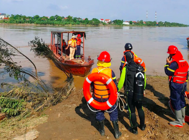 Tìm kiếm nạn nhân mất tích trong vụ sập cầu Phong Châu, chuẩn bị lắp cầu phao- Ảnh 1.