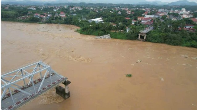 Khen thưởng 2 thanh niên dũng cảm cứu người trong vụ sập cầu Phong Châu- Ảnh 2.