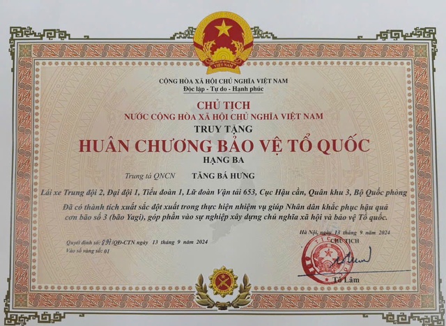 Truy tặng Huân chương Bảo vệ Tổ quốc cho Trung tá hy sinh khi giúp dân khắc phục hậu quả bão số 3- Ảnh 2.