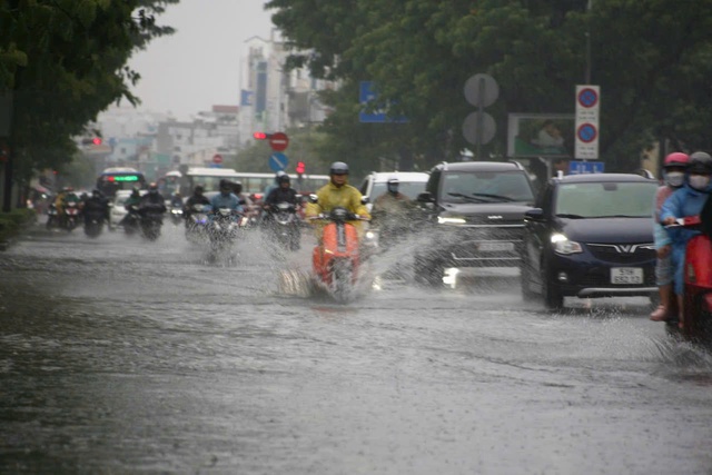 Thời tiết hôm nay 15-9: TP HCM và Nam Bộ mưa dông về chiều và đêm - Ảnh 1.