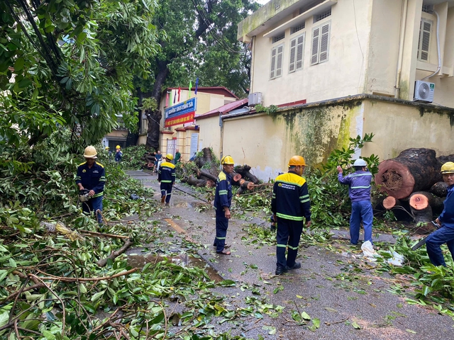 Động viên công nhân tham gia khắc phục hậu quả bão Yagi tại Hà Nội, Hải Phòng- Ảnh 1.