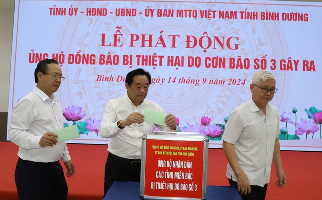 Ngay sau lễ phát động, Bình Dương đã có thêm 44 tỉ đồng ủng hộ đồng bào bị thiệt hại do bão số 3- Ảnh 1.