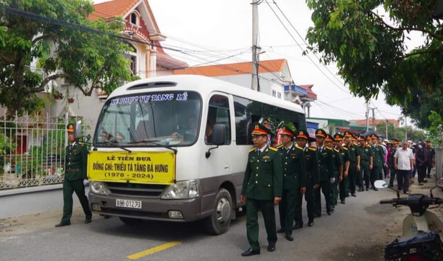 Trao 10 triệu đồng hỗ trợ gia đình Trung tá quân đội hy sinh khi giúp dân khắc phục hậu quả bão số 3- Ảnh 2.