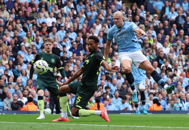 Haaland bùng nổ cú đúp khi Man City thắng ngược Brentford, Liverpool thua sốc sân nhà- Ảnh 3.