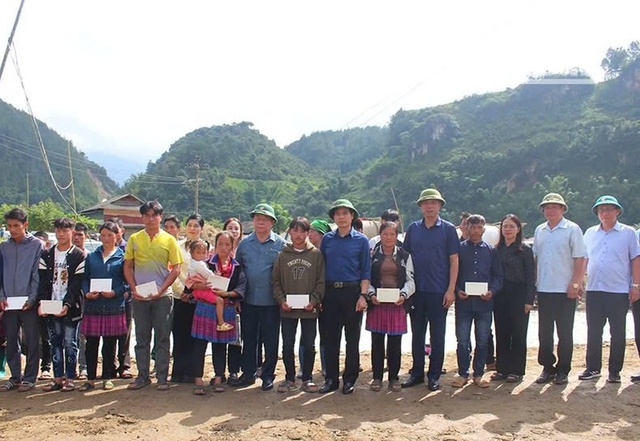 Trưởng Ban Tuyên giáo Trung ương thăm hỏi, động viên người dân vùng lũ Sơn La- Ảnh 2.