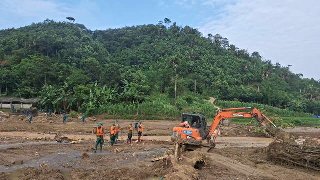 Huy động máy móc xây dựng khu tái định cư cho 40 hộ dân Làng Nủ- Ảnh 1.