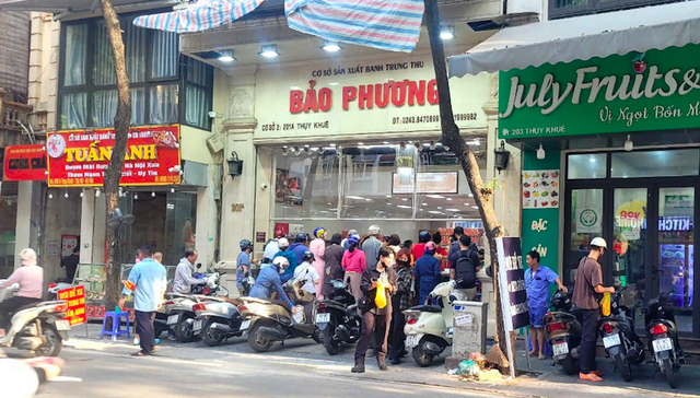 Khách đợi cả tiếng, xếp hàng dài mua bánh trung thu- Ảnh 7.