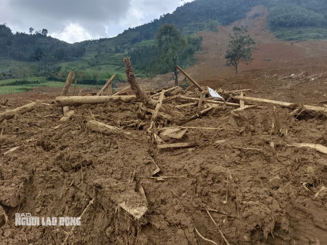 Báo Người Lao Động trao 60 triệu đồng ủng hộ tại thôn có 9 người tử vong ở Cao Bằng- Ảnh 3.