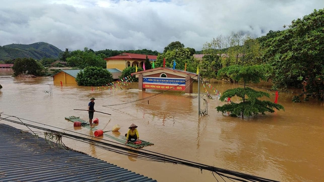 Cô giáo Yên Bái lấm lem bùn đất ăn mì tôm sống dọn trường sau bão Yagi được xem như hoa hậu- Ảnh 3.